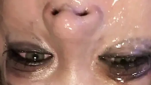 Симпатичную французскую крошку трахнули в идеальное лицо