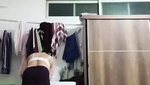 Elbisesini değiştiriyor