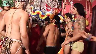 Michael en Juan hebben homoseks na het carnaval