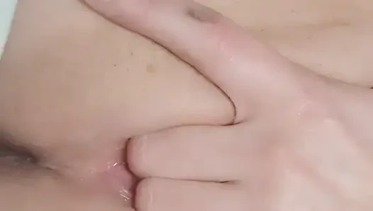 Manis. Tapi aku tahu apa yang kulakukan