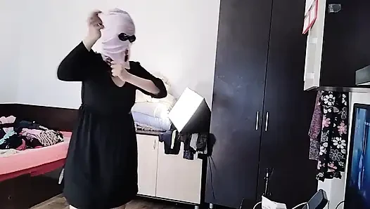 Amateur-ehefrau Hat Spaß, Kleidung Zu Probieren, Die Sie Schneidet.