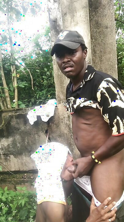 Aspru. Sex dulce în spatele unei clădiri necompletate și mă piș în gura lui