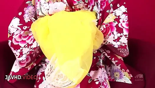 Chiharu Knistert im Kimono mit sinnlichem japanischem blowjob und heißer creampie-action