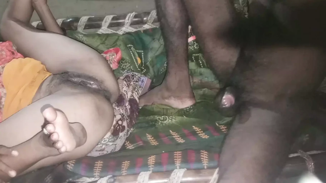 Ek garib ka desi bhabhi paisa ke liye gand chodai first time sex indian