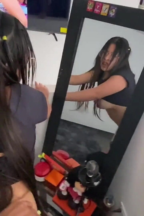 Minha amiga vem à minha casa para assistir pornô e eu a ajudo com sua febre