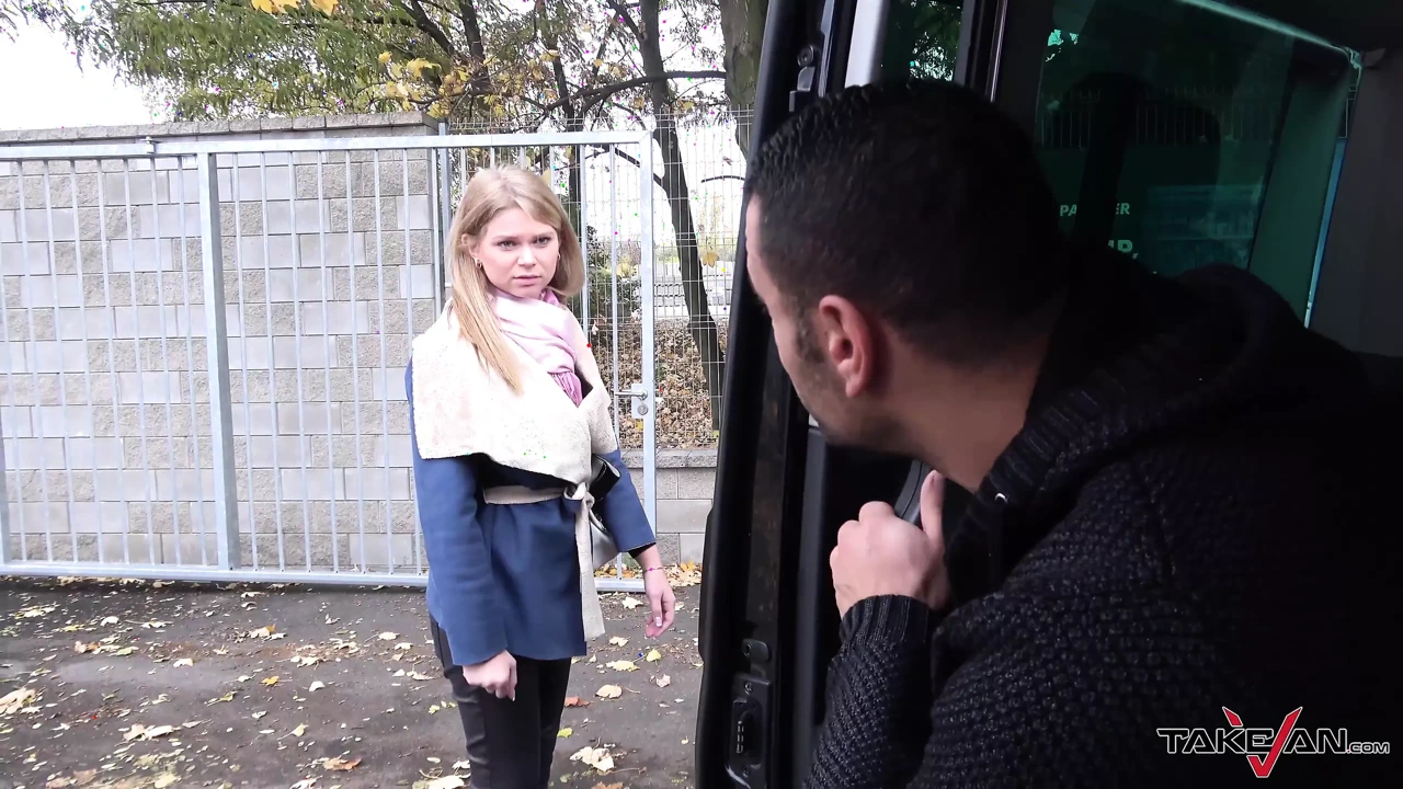 陌生人骑乘香港的迷路金发女郎，并在驾驶的面包车上操她
