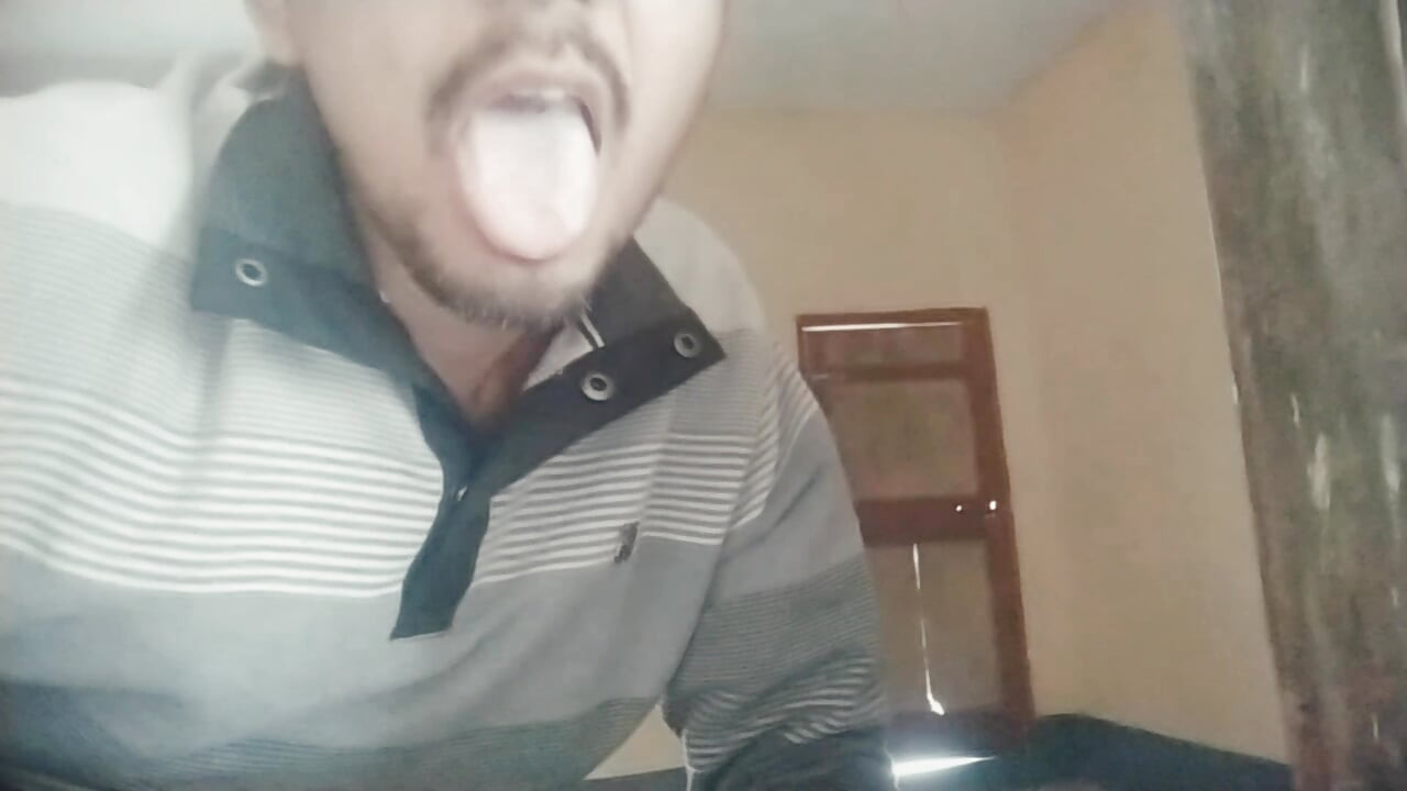 私は間違って彼女のアーシュの家を訪れ、最後に何が起こったのかを見ました。彼女のブラジャーを犯す、いやらしい大音量のマスターベーションと射精