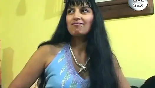 Memek becek cewek hot rambut cokelat ini lagi asik muasin memeknya pakai dildo sampai orgasme