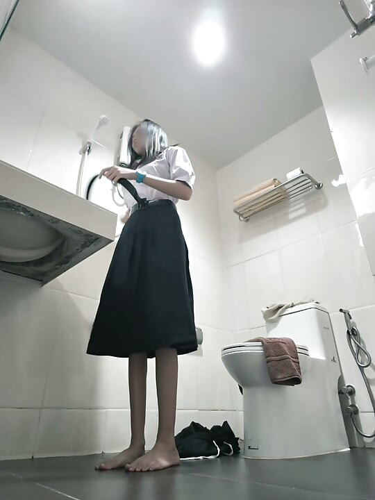 Cambiarse a un uniforme escolar en el baño