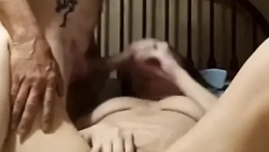 Güzel evli kadın yarak emiyor ve dölleniyor