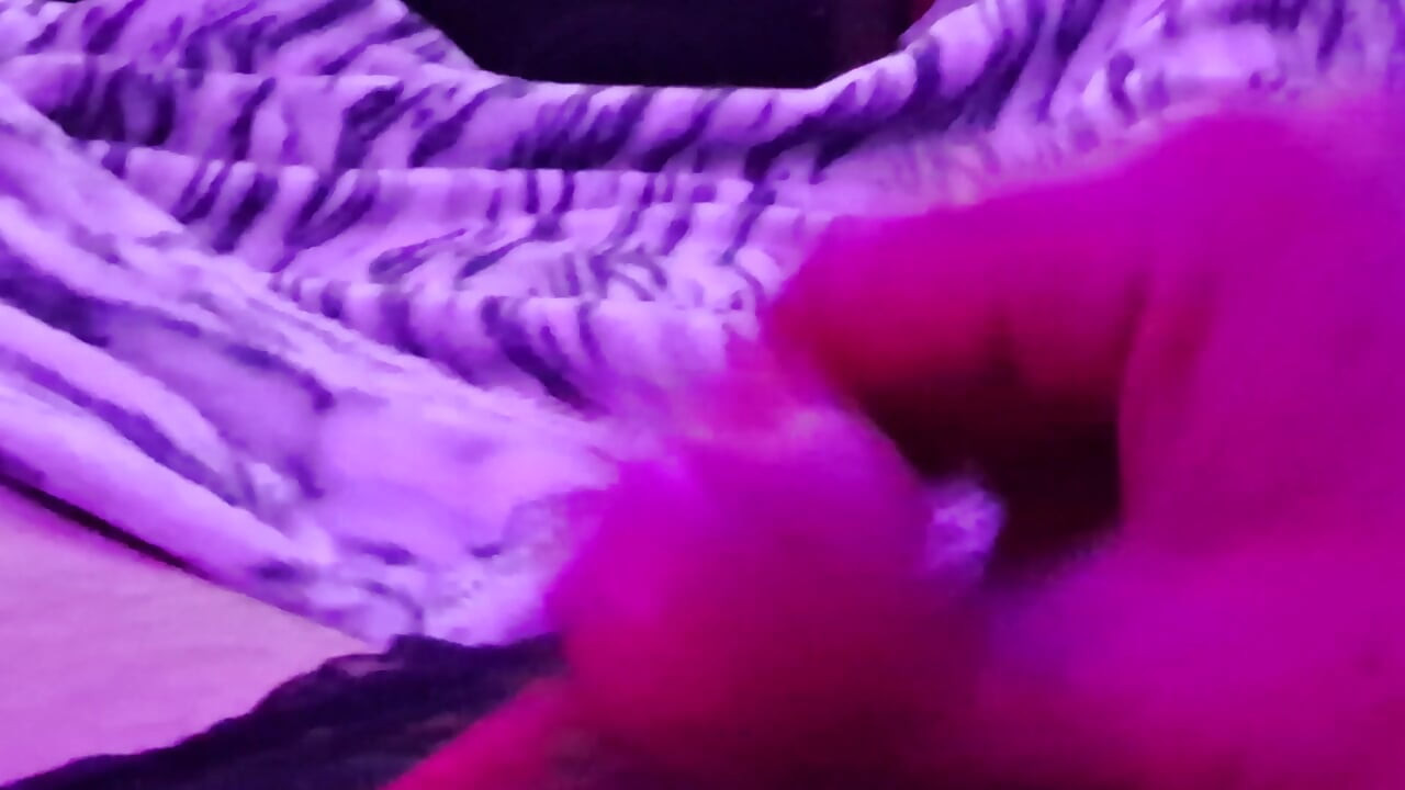Excitată în ținuta mea violetă