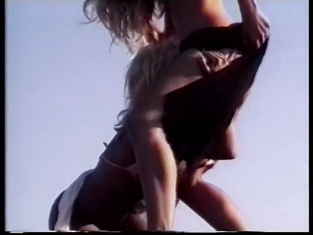 Iubite lesbiene blonde se ling reciproc pe plaja de nisip - videoclip vintage - Fără audio, dar muzică