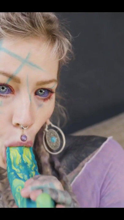 Παιχνίδι μαλάκας με σόλο δονητή του Inked Hippie | Κλιπ 1