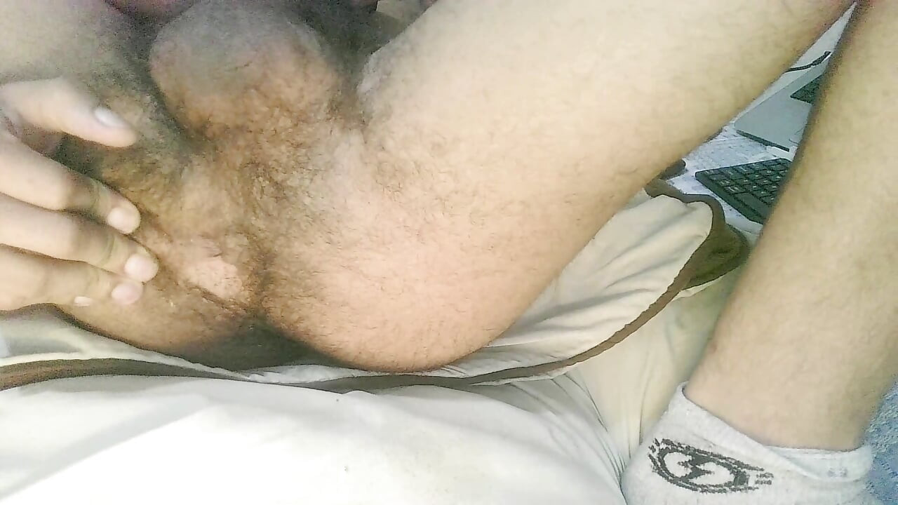 Velik, dlakav i smrdi kao muškarac!