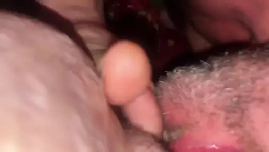 Заставляю киску моей жены течь с соком из спермы