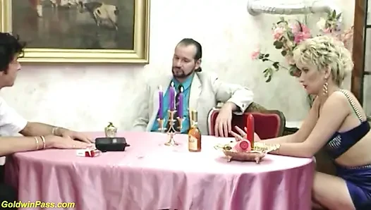 Сексуальная сводная сестра получает массивный камшот на лицо
