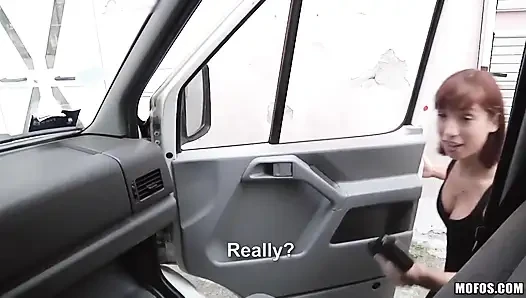 Gestrandete teenager - rothaarige Tina verliert es heiß, als sie entdeckt, dass freund betrügt, bekommt sofort wildes auto-doggystyle mit Antonio