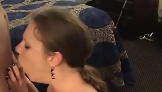 Schmutzige blonde erotik kriegt steven london tief in den hals