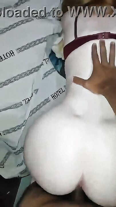 Comendo minha buceta branca e rosada, ela peida bastante no meu pau