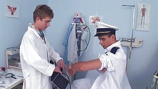 Marine caliente follada por el culo por un médico cachondo