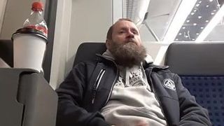 Urso barbudo gozando no trem