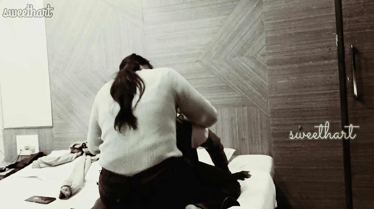 激烈的色情遭遇：妻子的办公室幻想在家里释放”