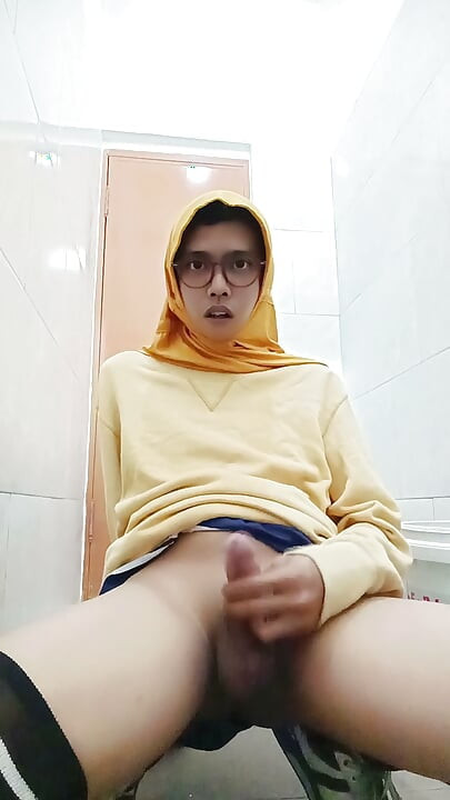 戴头巾的亚洲伪娘在办公室厕所公开自慰