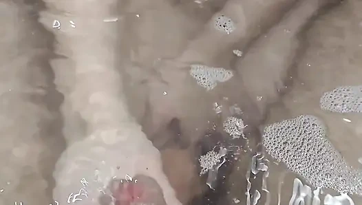 Bade-handjob endet mit heißem unterwasser-abspritzen!