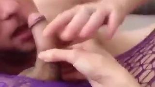 Une transsexuelle sexy baise une salope 125