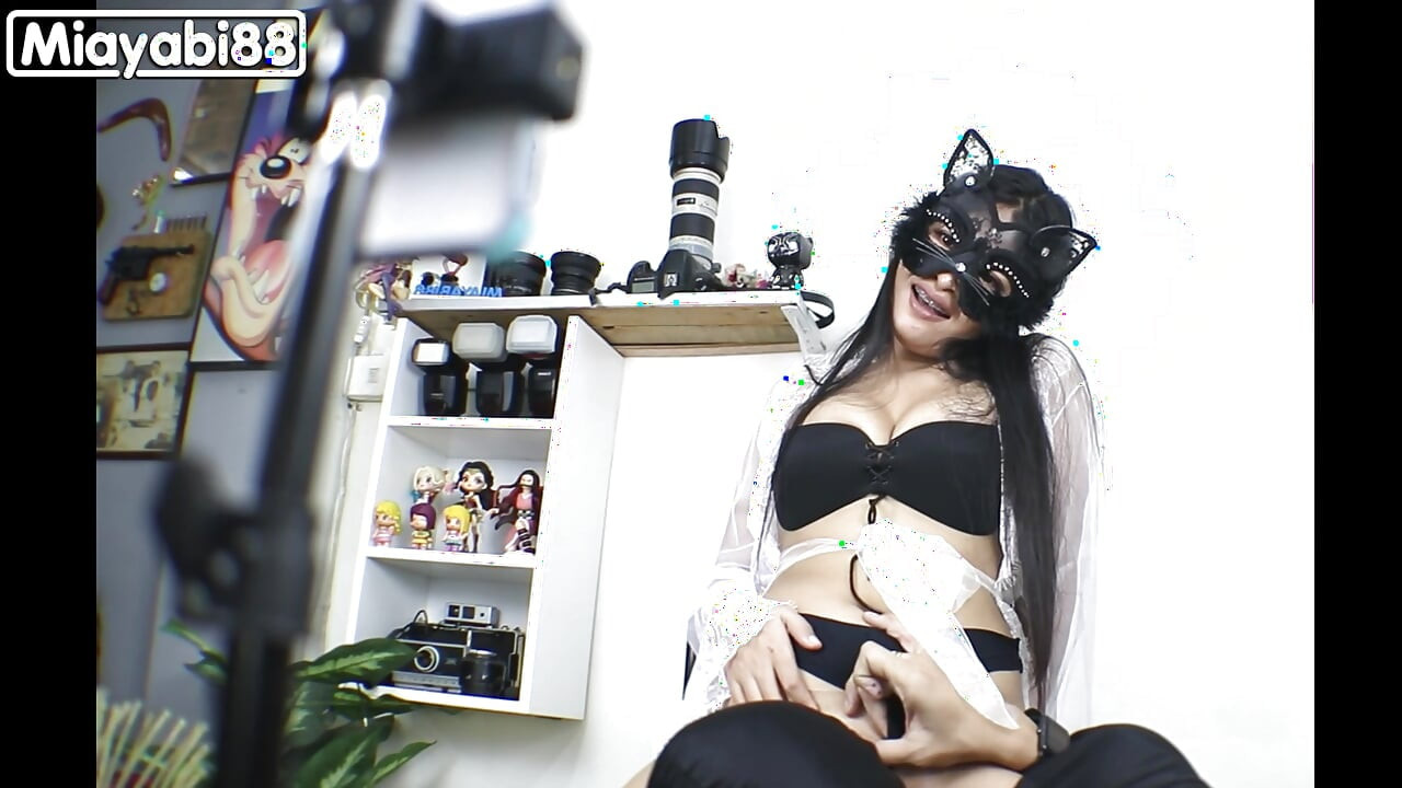 Tailandês asiático casal mascara menina gosta de sexo na cam ao vivo, foda de quatro e depois goza no rosto