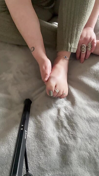 8 นาทีแห่งความสุขบริสุทธิ์ต่อหน้าเท้าคนสวยของกู