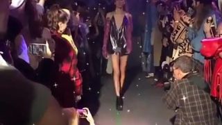 Sexy euro drag queen bruist op de catwalk