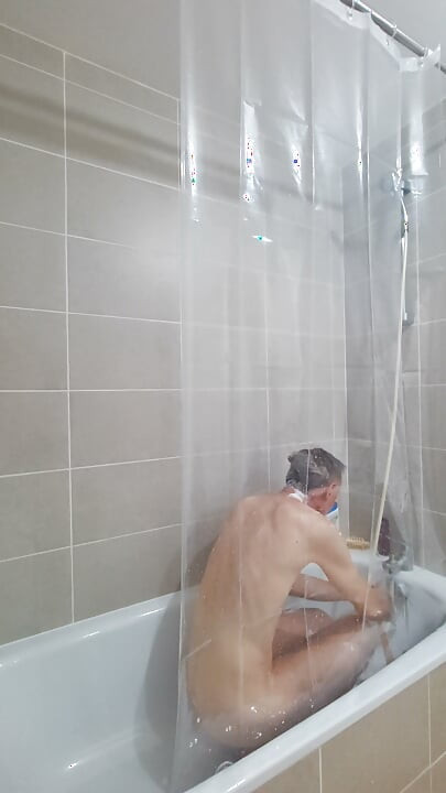 Vou tomar banho à tua frente, com apenas um cortinado transparente a proteger-me.