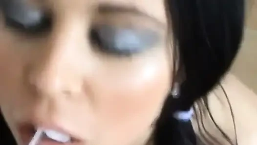 Tina Jay'in yarağını emiyor ve 31 çekiyor