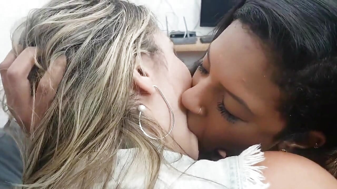 Lesbian Hot Kisses Giantesses Goddesses