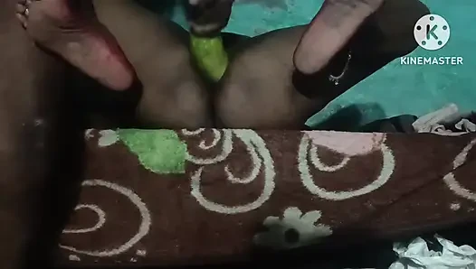 Bhabhi ki chut ka kheera dalke pani nikala