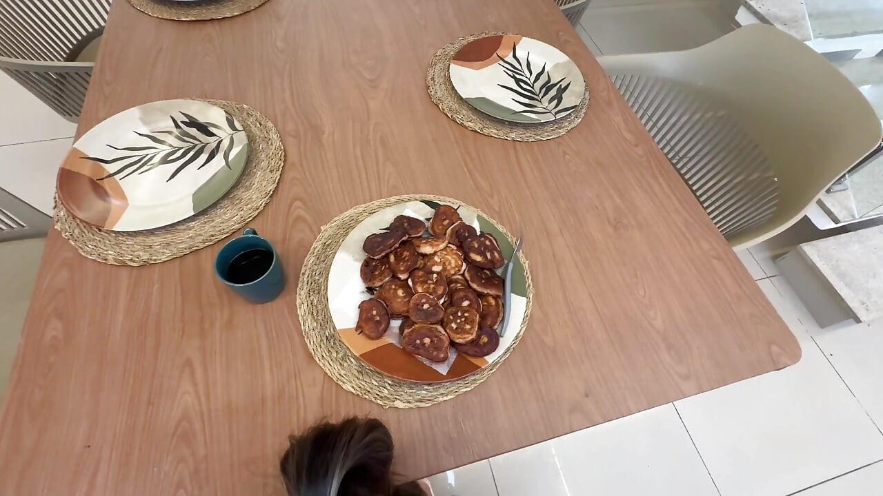 Cycata gorąca żona podała grubego kutasa i kremówka zamiast kolacji