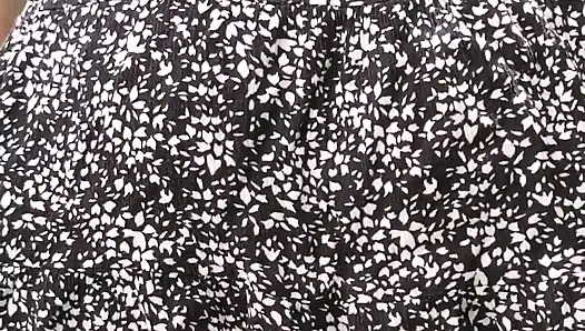 Pantatku dientot di luar ruangan tanpa celana dalam tapi pakai perhiasan dan kencing di atasnya