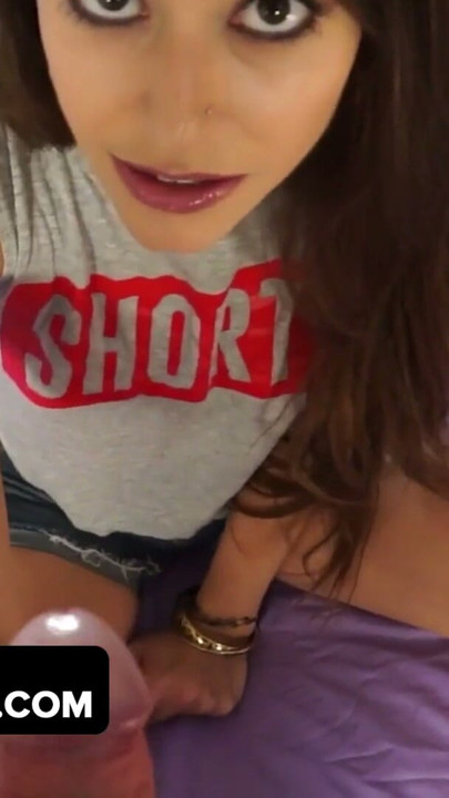 Dadcrush - 嚴厲的繼父打屁股並懲罰他在課堂上行為不端的淘氣繼女 | 短片 2