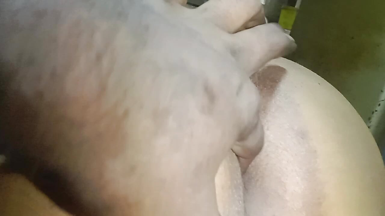 Šel jsem do domu nevlastní matky, kde její nevlastní dcera ležela na posteli v červeném sárí.