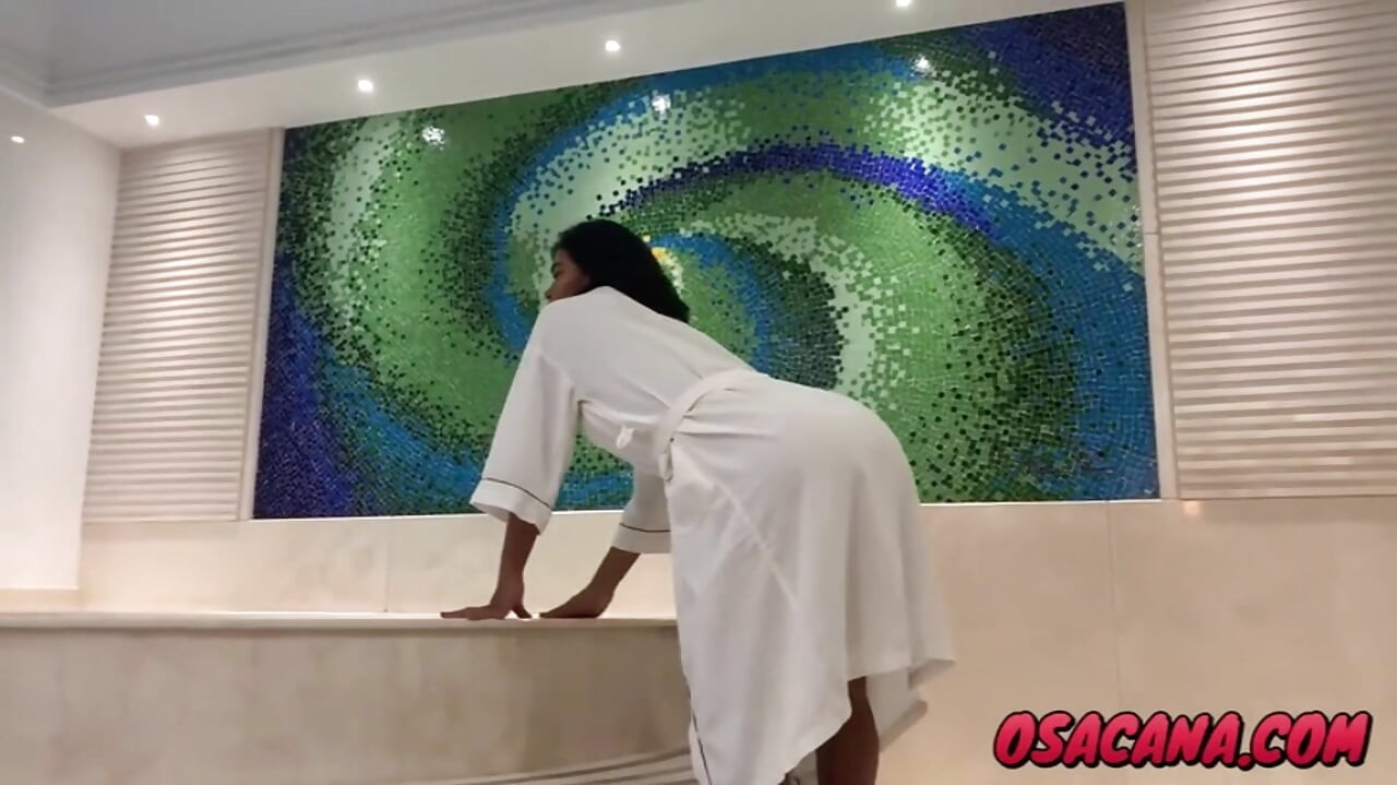 Aku menyetubuhi pantatnya dengan keinginan