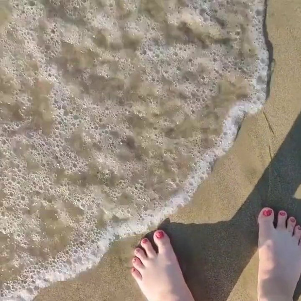 Bez gornjeg dijela na plaži, šetnja i golo