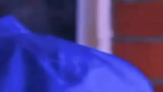 Üniforma giyiyor ve daha fazlasını istiyor: kız öğrenci okuldan sonra üvey erkek kardeşinin üstüne atlıyor.