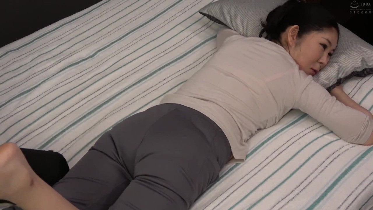 息子が母親の体をマッサージ中にズボンを下げて半ケツにしたら… - Part.1