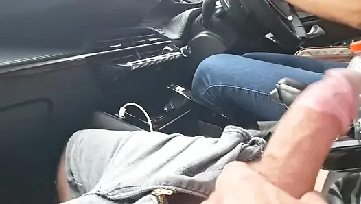 Handjob Im Auto Des App-fahrers Ließ Ihr Sperma in Den Mund Kommen!