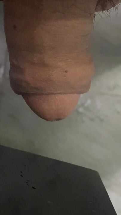 In the bathroom, there was a cock that was getting an erection, only knowing how to endure it, not having to do it