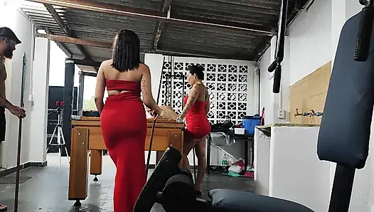 Üvey kız kardeşlerle havuz oynuyor, iki büyük