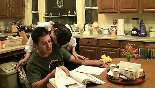 Büyük memeli genç erkek avcısı üvey anne oynamak istiyor