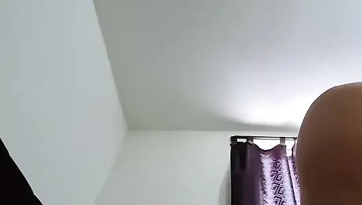 Tombul Venezuelalı prezervatifsiz sikişiyor