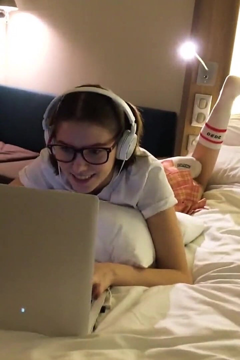 Surprise for the Fans! Teen Streamer Ends Broadcast with Masturbation